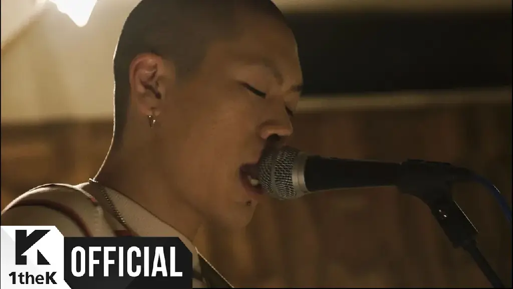 Lead vocalist, songwriter, and guitarist Hyuk Oh 혁오