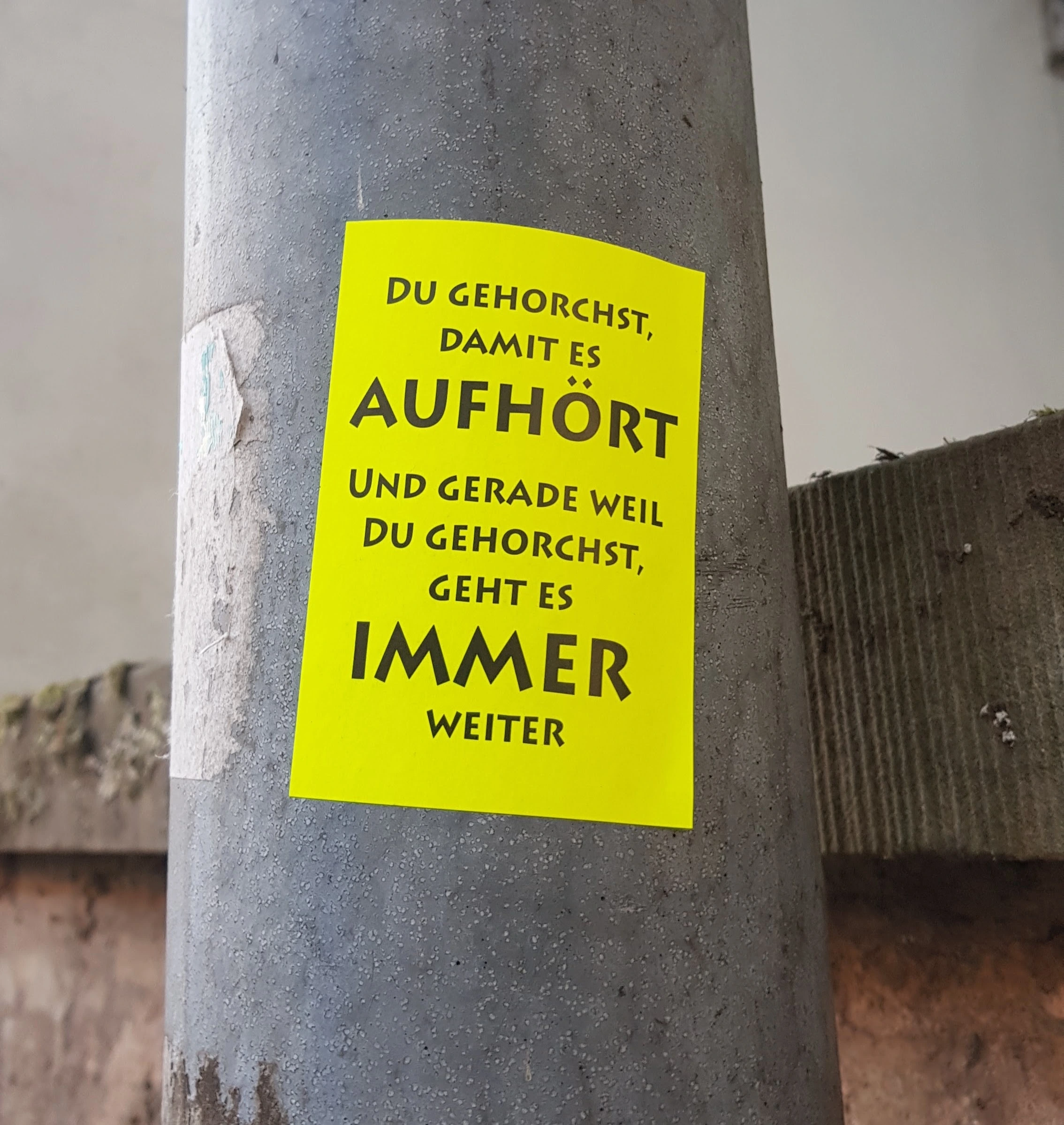Du gehorchst, damit es aufhört. Und gerade weil du gehorchst, geht es immer weiter.