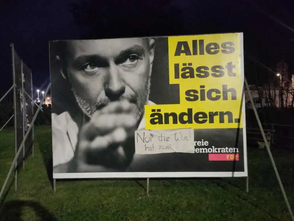 Bild eines Wahlplakates der mit Christian Lindner. Aufschrift: "Alles lässt sich ändern". Darunter ein zusätzlicher Schriftzug: "Nur die Wurst hat zwei"
