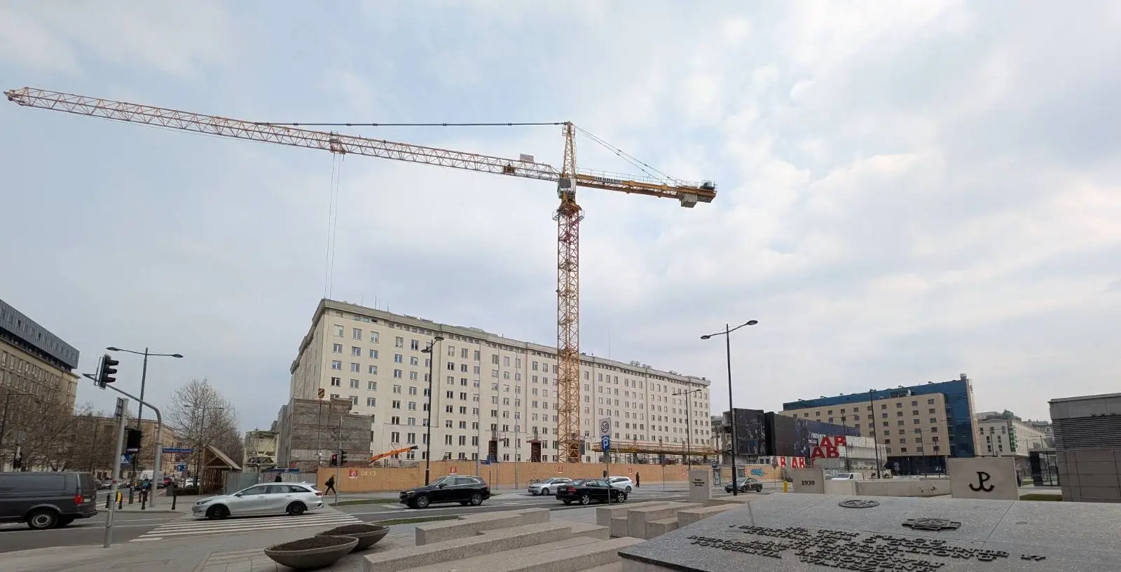 zdjęcie wyburzanego budynku NBP