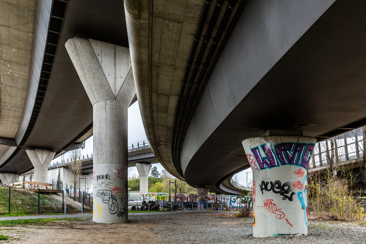 Fotoband über die A100: Der Preis, den die Stadt zahlt