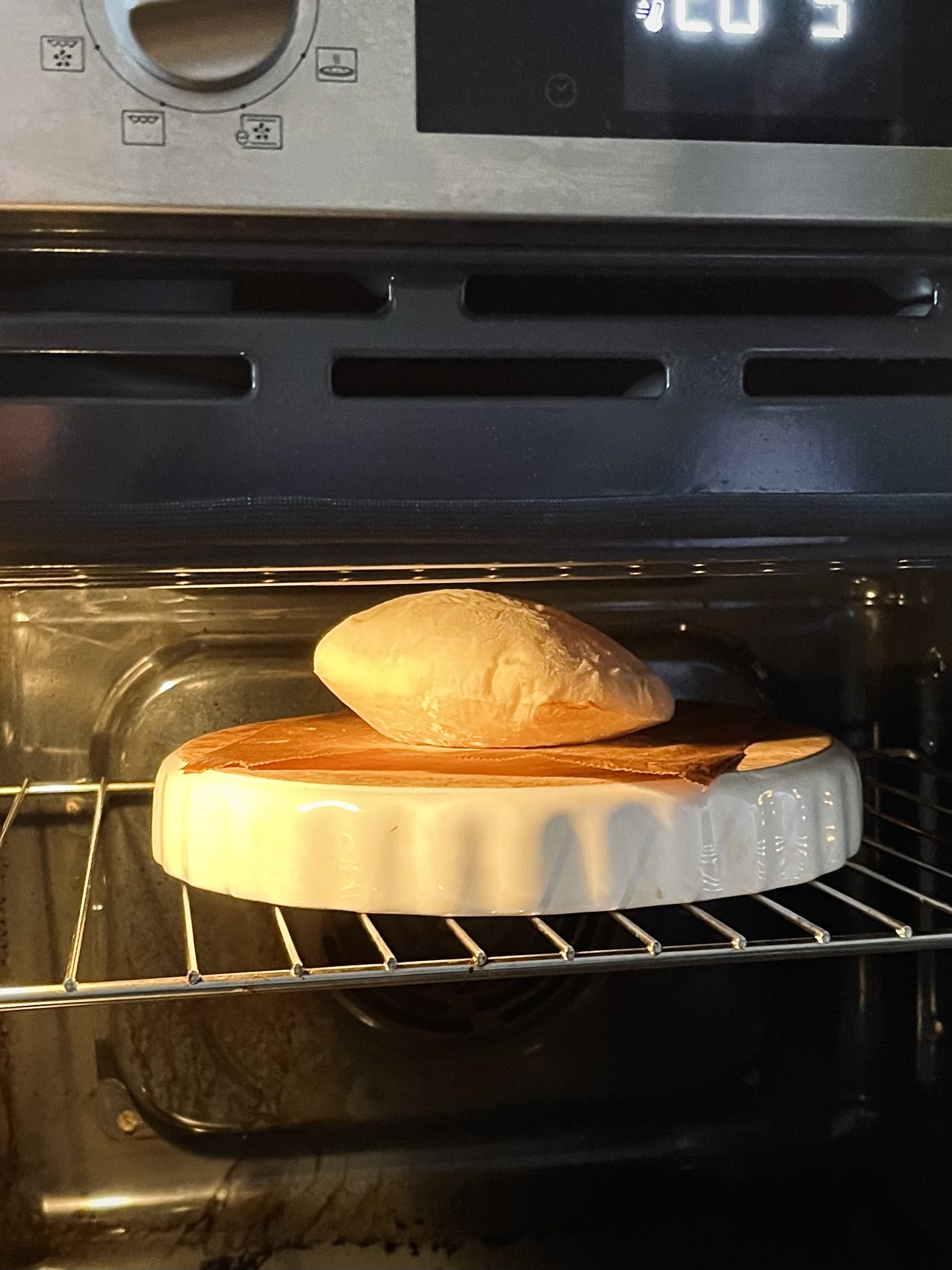 Picture portraying a pita’s  perfect puffing process in an oven 
