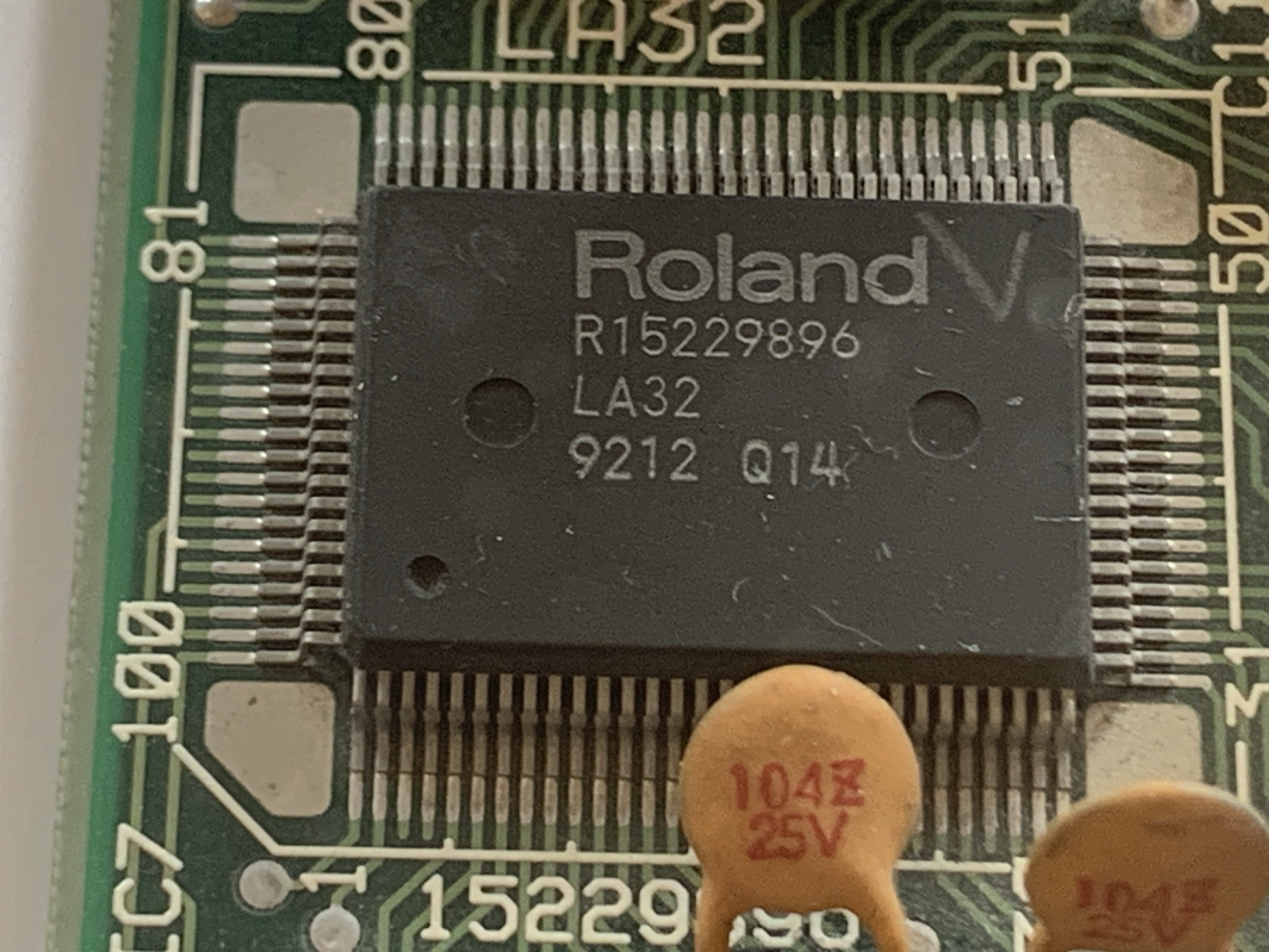 A Roland LA32 synthesizer chip. 