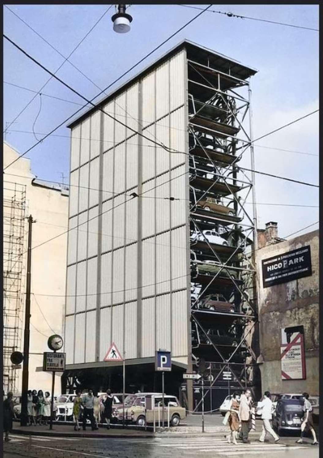 Un parcheggio verticale che ospita 10 auto in altezza, 6 in larghezza e una in profondità. Ha l'aspetto di un edificio alto e sottile, senza finestre